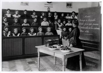 Junge Mädchen im Kochunterricht